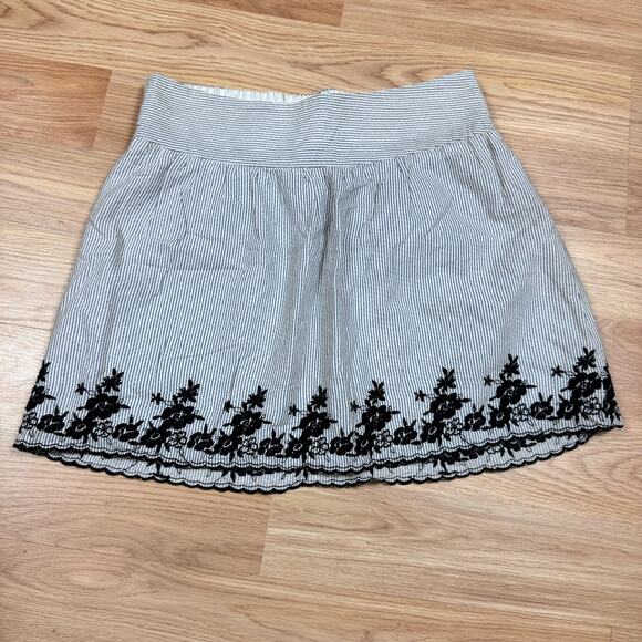 Women’s Charlotte Russe Mini Skirt Size 4 Black White Striped Floral Lined - Picture 1 of 4